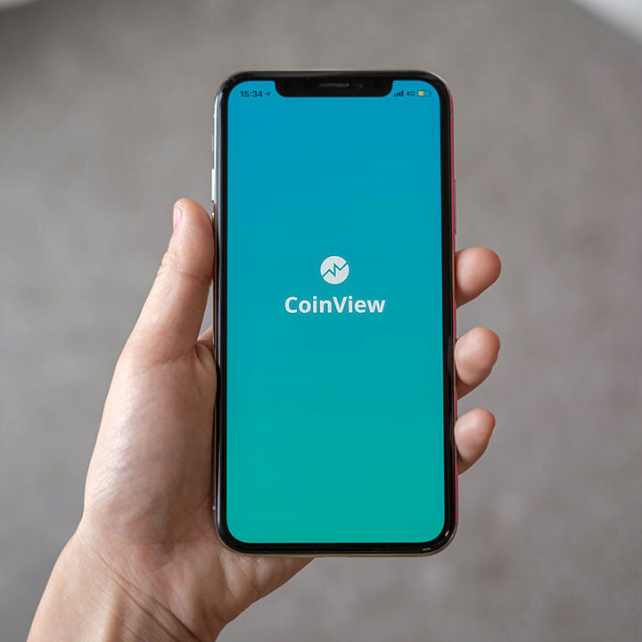 smartphone exibindo logo do coinview